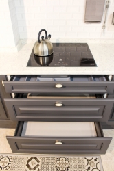Mueble-cocina-oscura-cajones.jpg