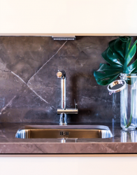 mueble-cocina-blanca-detalle-grifo.png