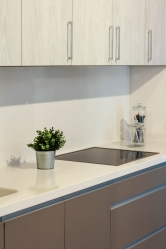 cocina-marron-blanca-detalle-encimera.jpg
