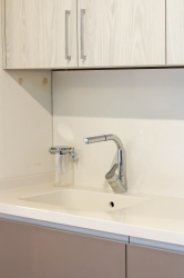 cocina-marron-blanca-detalle-grifo.jpg