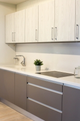 cocina-marron-blanca-lateral.jpg